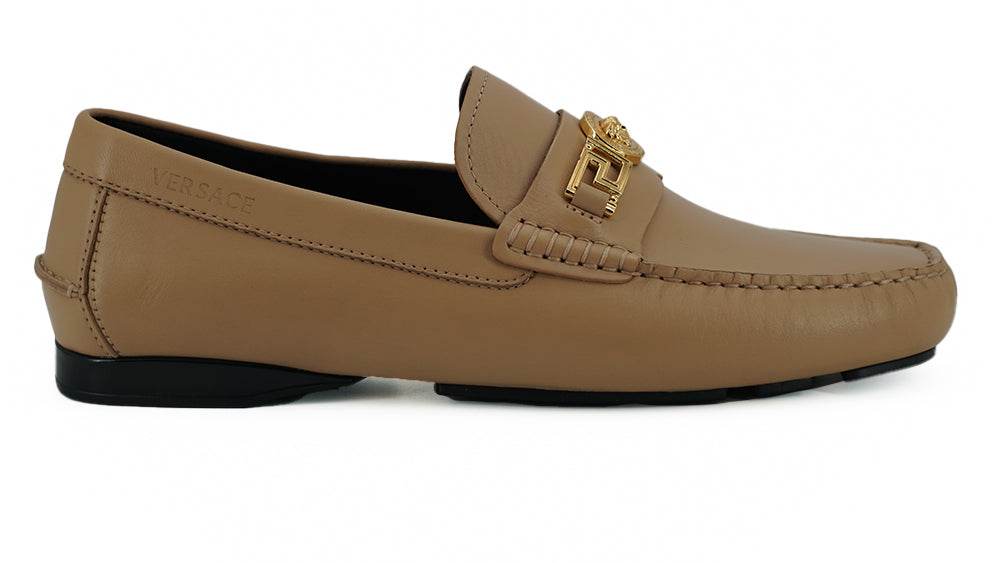 Versace Exquisite Medusa Loafers aus goldfarbenem Leder - Léoré