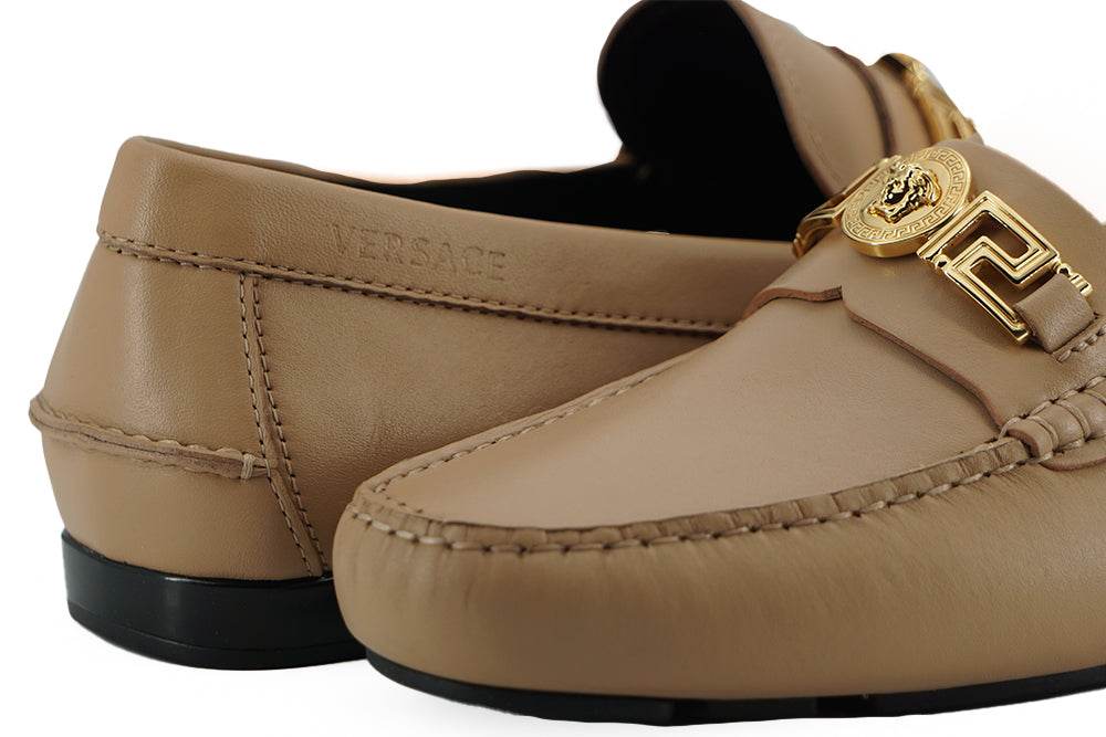 Versace Exquisite Medusa Loafers aus goldfarbenem Leder - Léoré