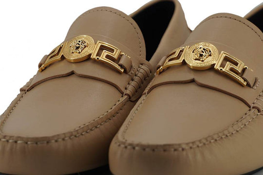 Versace Exquisite Medusa Loafers aus goldfarbenem Leder - Léoré
