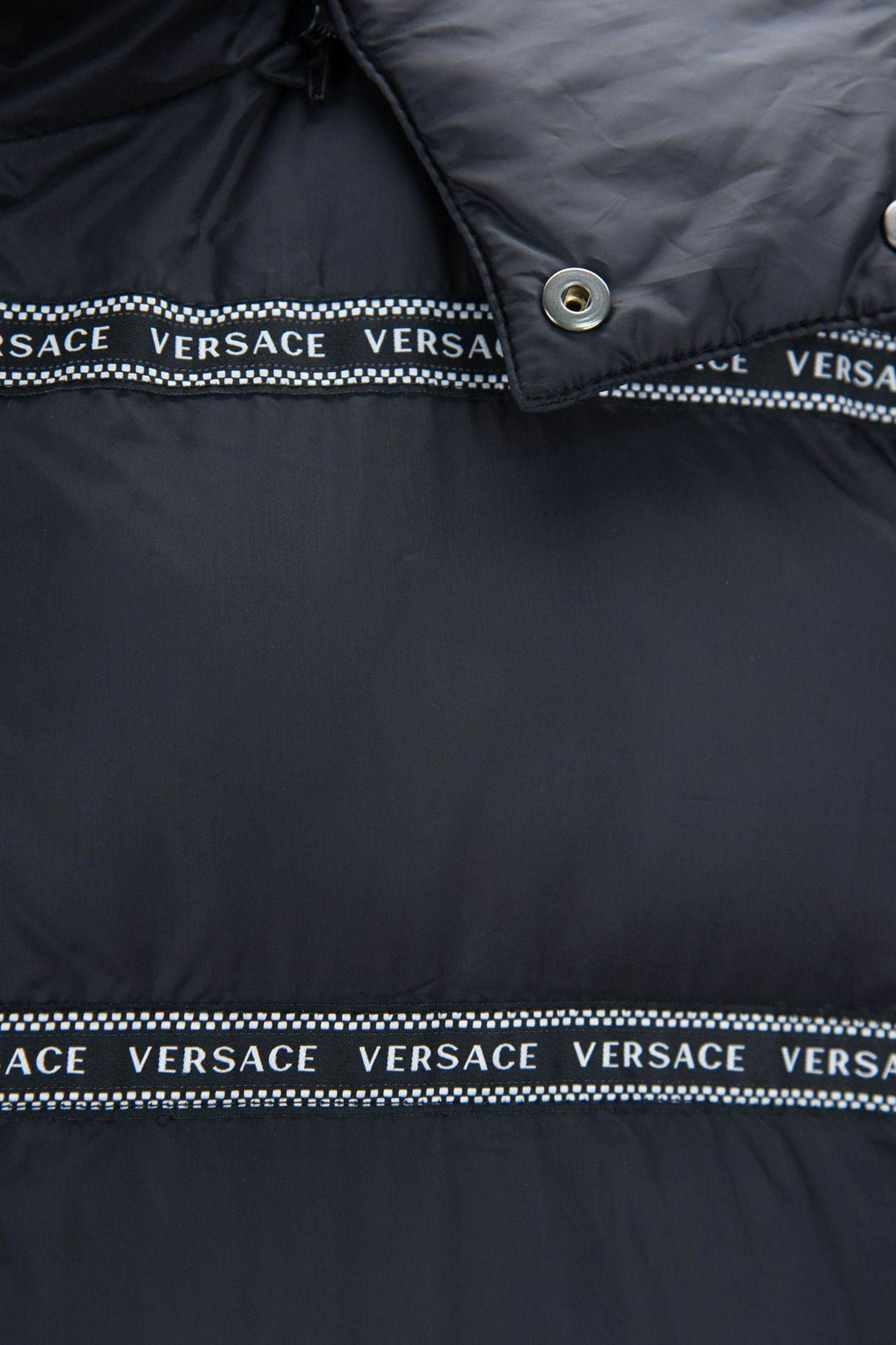 Versace Elegante schwarze Logo-Bandweste mit abnehmbarer Kapuze - Léoré