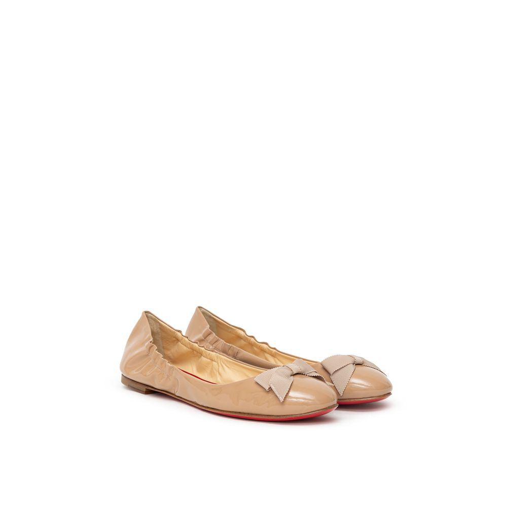 Christian Louboutin Beigefarbene Ballettflasche aus Lackleder