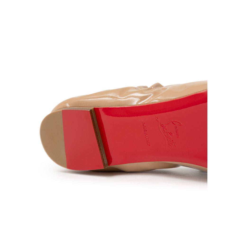 Christian Louboutin Beigefarbene Ballettflasche aus Lackleder