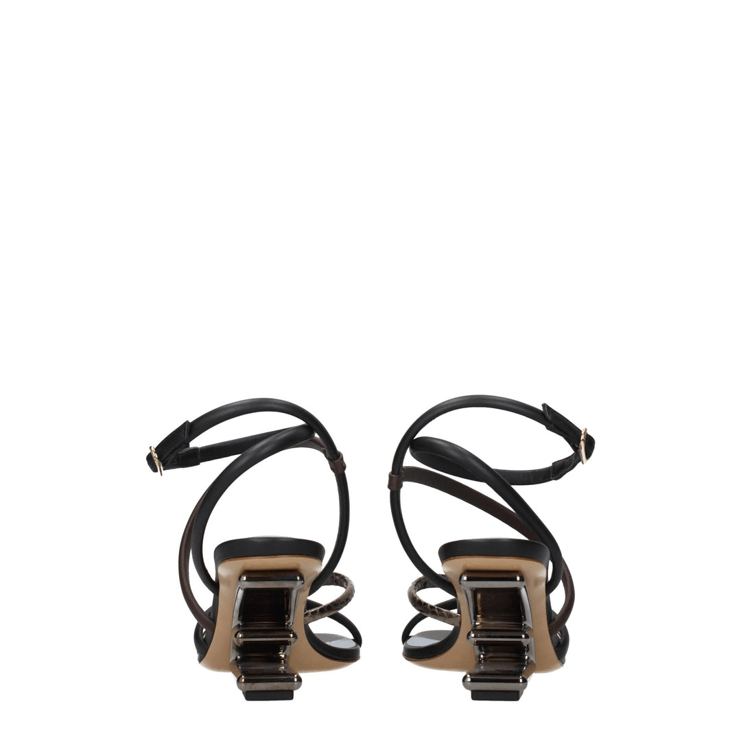 Fendi Flache Sandalen aus Leder in verschiedenen Farben