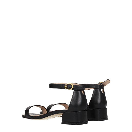 Stuart Weitzman Flache Sandalen aus schwarzem Leder