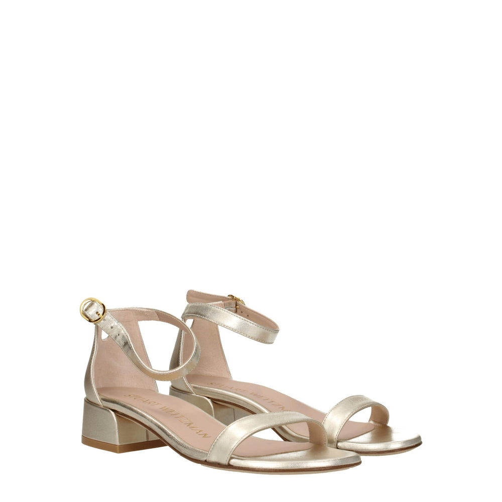 Stuart Weitzman Flache Sandalen aus Leder in Gold