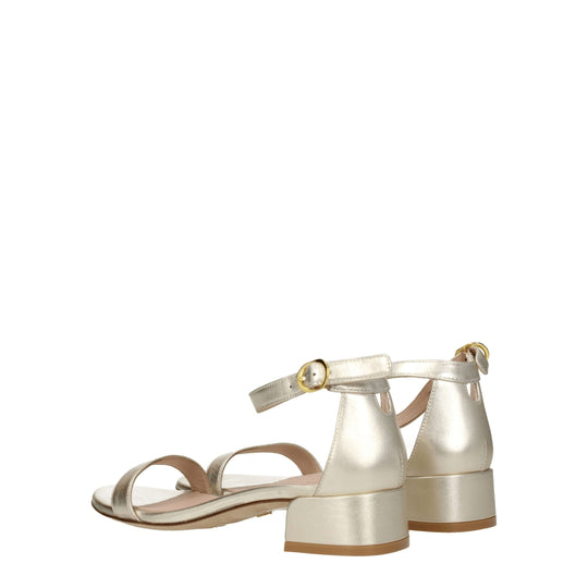Stuart Weitzman Flache Sandalen aus Leder in Gold