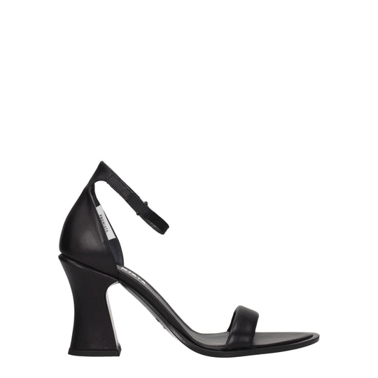 Premiata Flache Sandalen aus schwarzem Leder