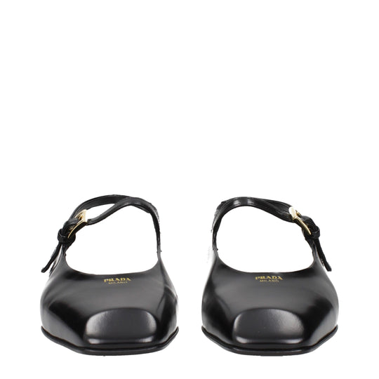 Prada Flache Sandalen aus schwarzem Leder