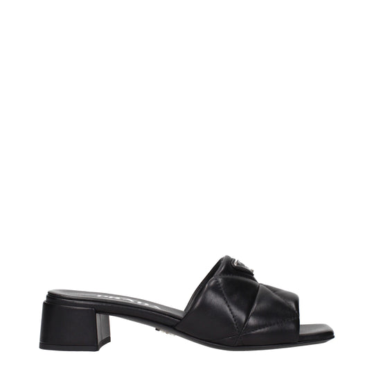 Prada Flache Sandalen aus schwarzem Leder