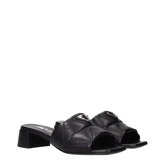 Prada Flache Sandalen aus schwarzem Leder