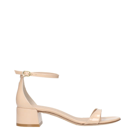 Stuart Weitzman Flache Sandalen aus Leder in Beige
