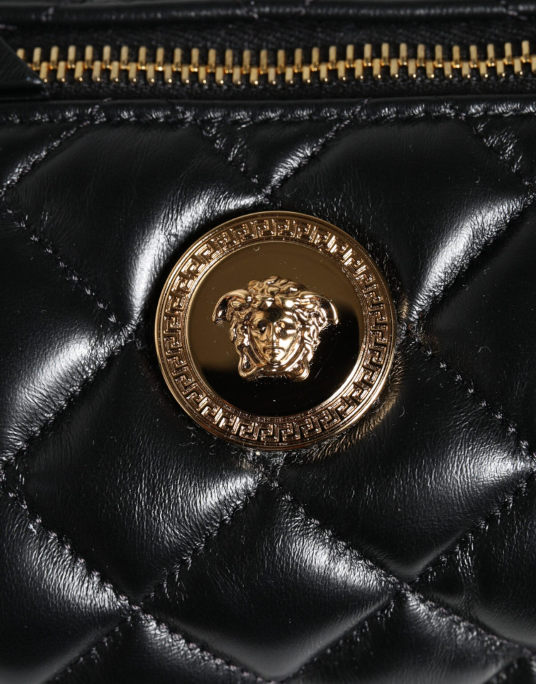 Versace Schwarz Mini gestepptes Lammfell Leder Crossbody Sling Borse Tasche