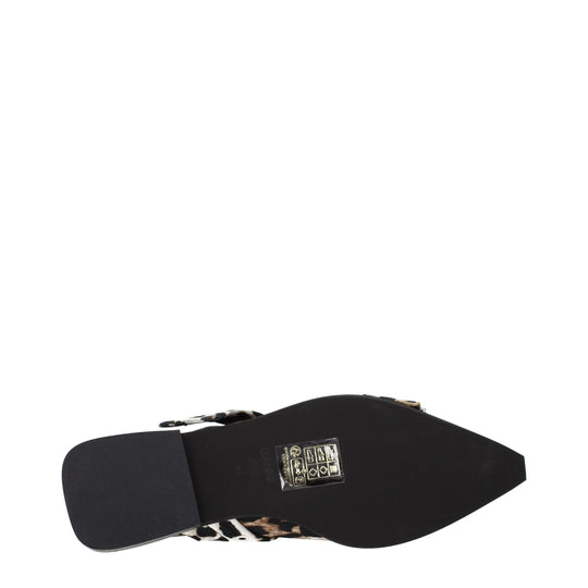 Ganni Flache Sandalen aus braunem Stoff